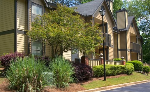 Well Manicured Grounds at Grand Highlands at Mountain Brook Apartment Homes Vestavia, Birmingham, AL 35223